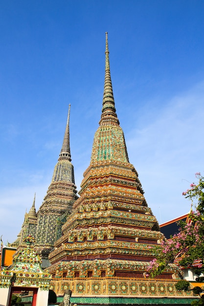 Architettura tailandese autentica in wat pho a bangkok della tailandia.