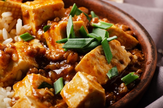 Photo authentic traditional chinese food mapo tofu dish with pork chives and steamed rice closeup