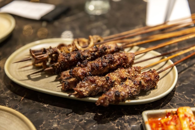 Foto autentici spiedini di agnello uiguro con ingredienti freschi serviti in un ristorante tradizionale selettivo