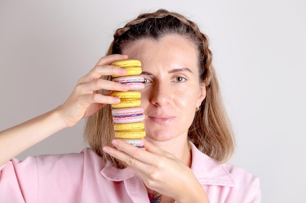 写真 手菓子のライフスタイルの写真にマカロンと本物の女性の肖像画