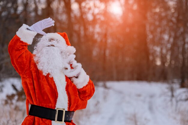 Authentiek in het bos Kerstman in het dragen van vrolijke kerstcadeautjes voor kinderen