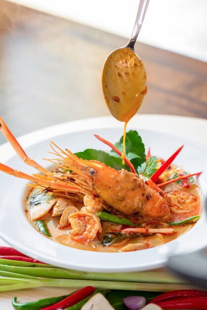 Authentiek warm en kruidig Tom Yum Kung Thais eten