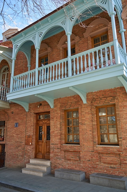 Authentieke architectuur van een gezellige wijk van de oude stad Tbilisi.