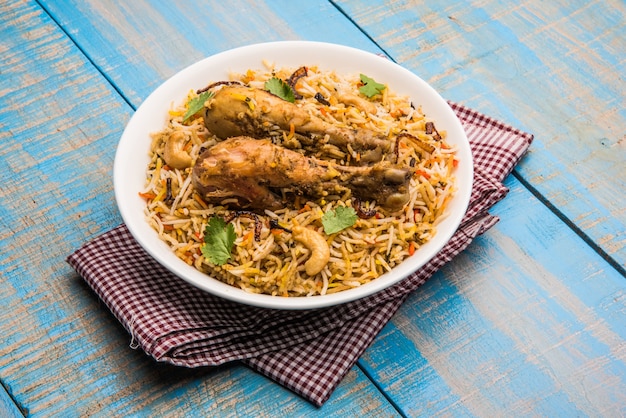 Authentieke Chicken Biryani geserveerd in een kom of bord. Selectieve focus