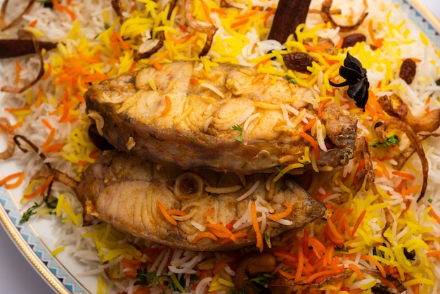 Authentieke Fish Biryani geserveerd in een wit bord of handi