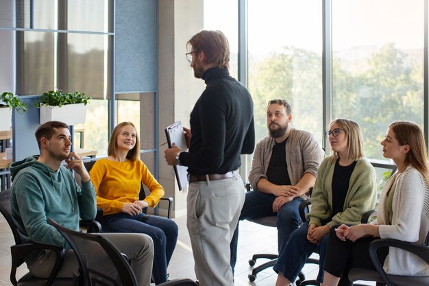 Foto authentieke groepstherapie bijeenkomst