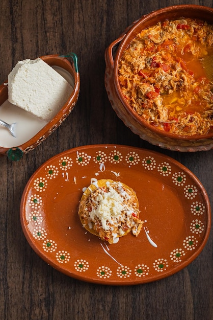 Authentieke Mexicaanse kip tinga met verse kaas en room op toast