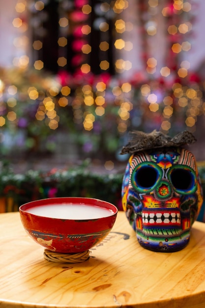 Authentieke Mexicaanse pulque-drank met dia de muertos-schedel op een tafel