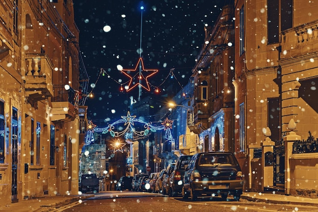 Authentieke nachtstraat van de oude stad Malta met kerstverlichting, versieringen en verlichting. Gelukkig nieuwjaar en vrolijk kerstconcept