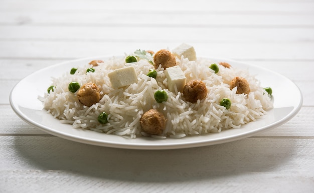 Authentieke paneer of sojaboon of groene erwten pulav of groenten rijst of veg biryani met paneerblokjes en sojabrok, selectieve focus