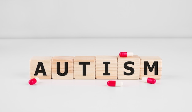 자폐증-문자, 자폐증 스펙트럼 장애 ASD 개념으로 나무 블록에서 단어. 의료 사업 개념,