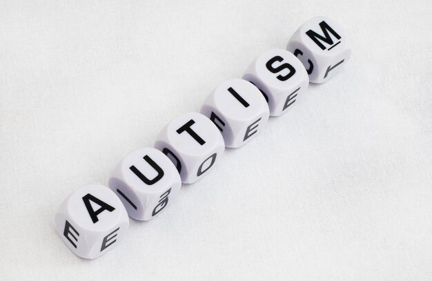 Foto autismo scritto in dadi di lettere con pezzi di puzzle