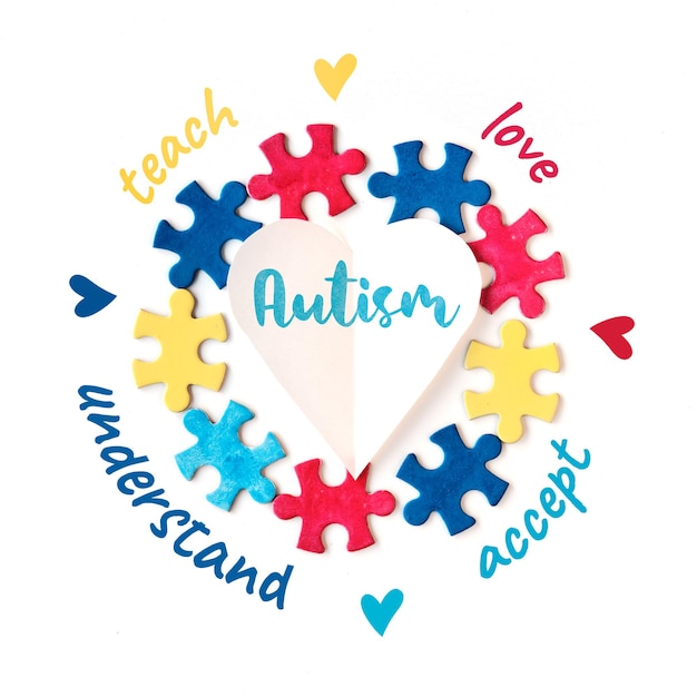 Autisme Werelddag ter bewustwording Puzzelstukjes rond papieren hart met woord Autisme Woorden liefde leren accepteren begrijpen rond Campagneontwerp Platte lay vierkante compositie