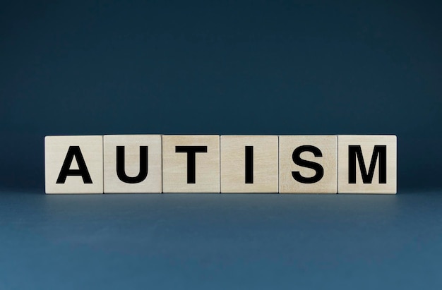 Autismeblokjes vormen het woord Autisme Concept van autisme een ziekte van het zenuwstelsel