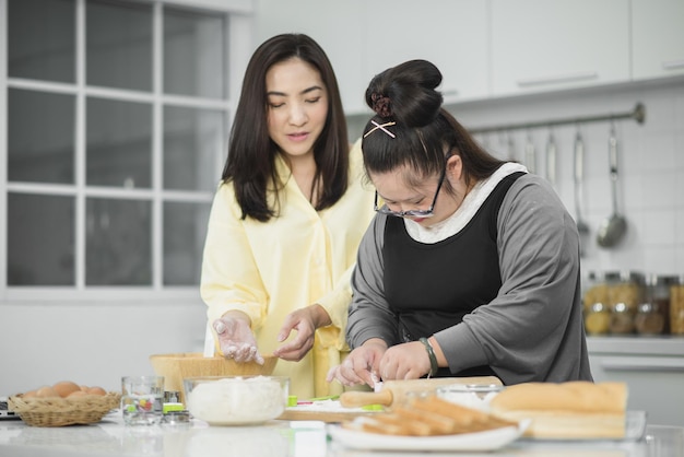 Autistisch meisje. Autistisch meisje oefent koken met haar moeder in de keuken.