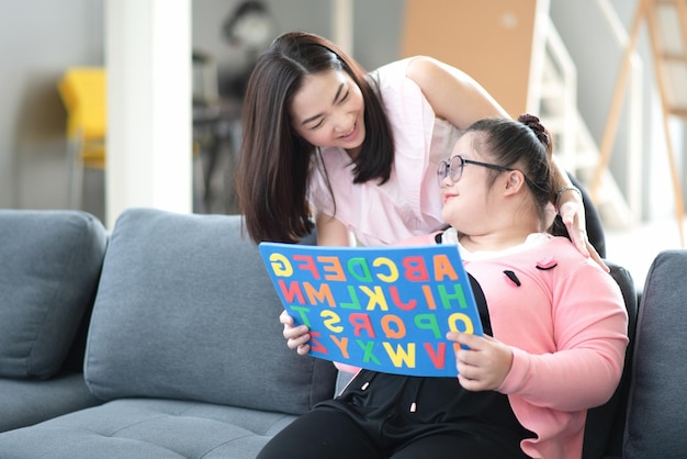 Autistisch meisje Moeder traint de ontwikkeling van autistische dochter