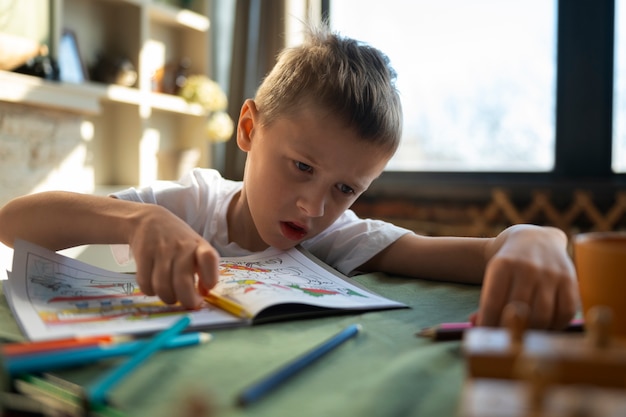 Foto autistische jongen die thuis studeert