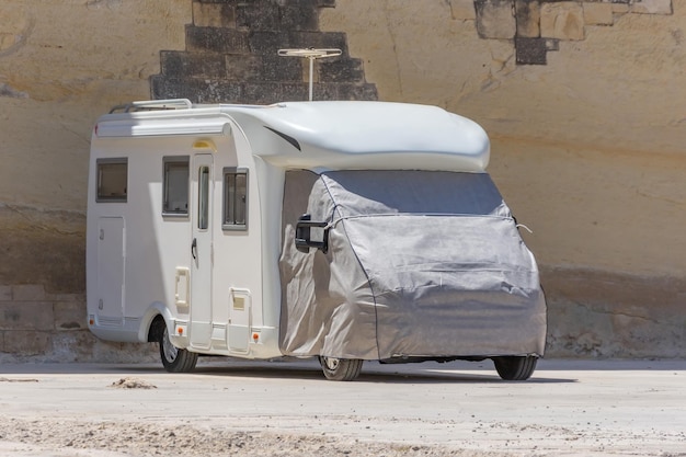 Auto aanhanger van camper geparkeerd op de parkeerplaats de cabine is bedekt met een luifel