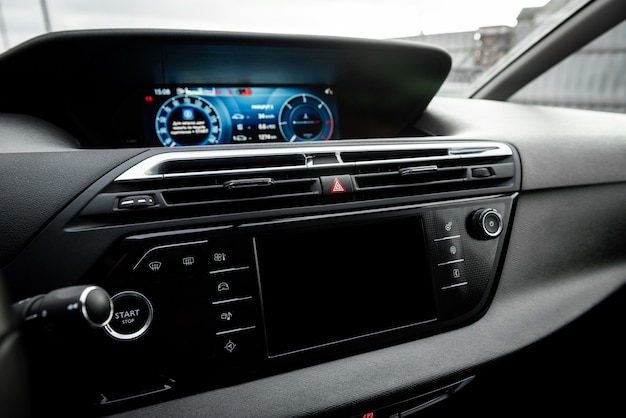 Auto airconditioning paneel op de console van de luxe auto.