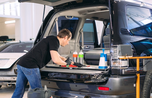 Auto-apotheek. Chemische behandeling van de kofferbak.