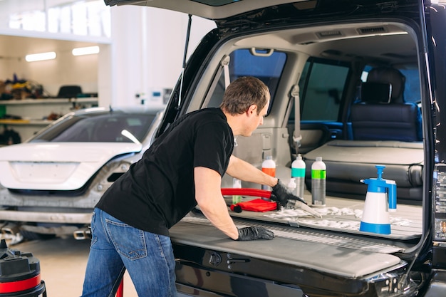 Auto-apotheek. Chemische behandeling van de kofferbak.