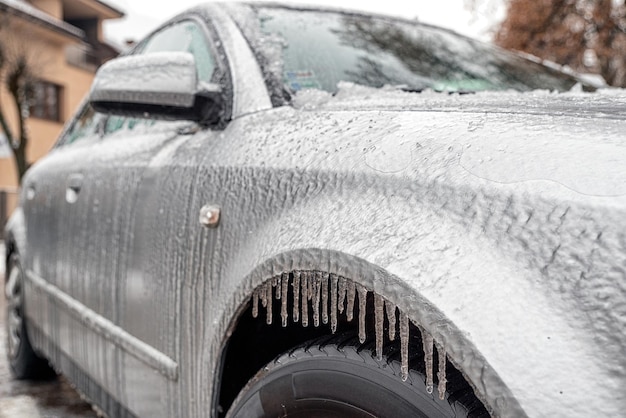 Auto bedekt met ijs van ijzel in de winter