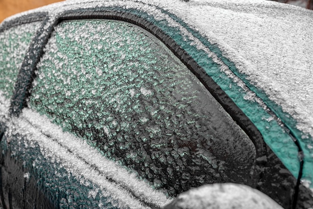 Auto bedekt met ijspegels van ijskoude regen in de winter