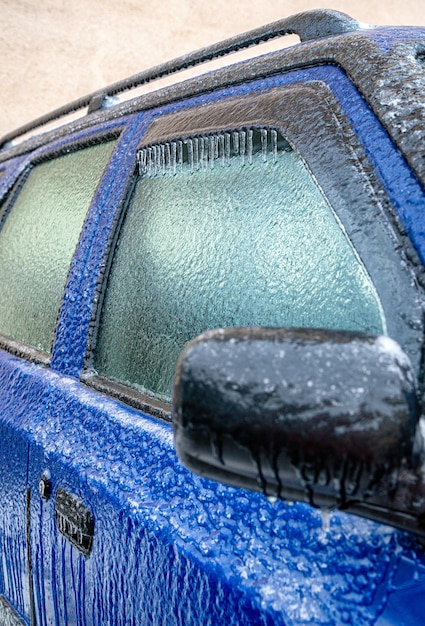 Auto bedekt met ijspegels van ijzel