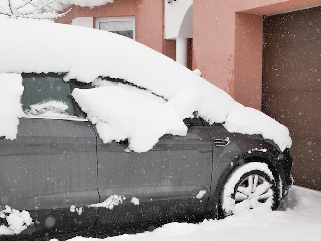 Auto bedekt met sneeuw na een orkaan