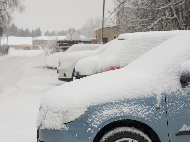 Foto auto bedekt met sneeuw na een sneeuwval