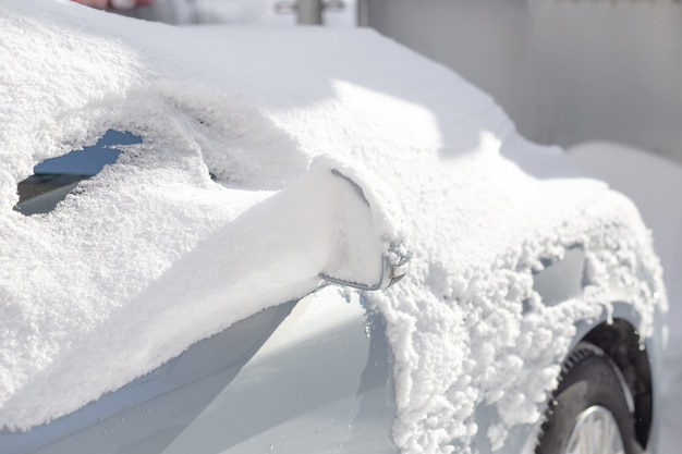 Auto bedekt met sneeuw.