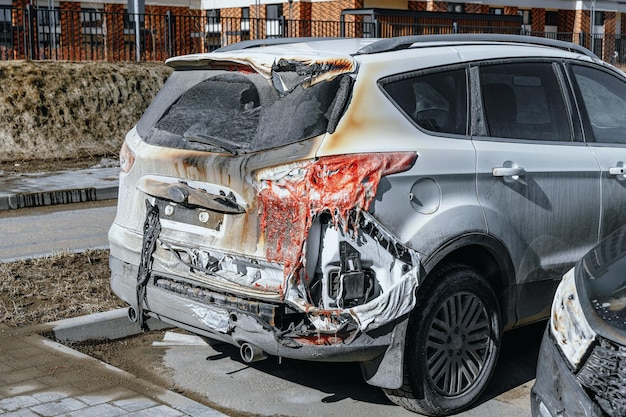 Auto beschadigd door brand Kunststof auto-onderdelen gesmolten autolak is verslechterd Brandstichting van een voertuig