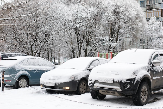 Auto buiten in een winterochtend met sneeuw bedekt