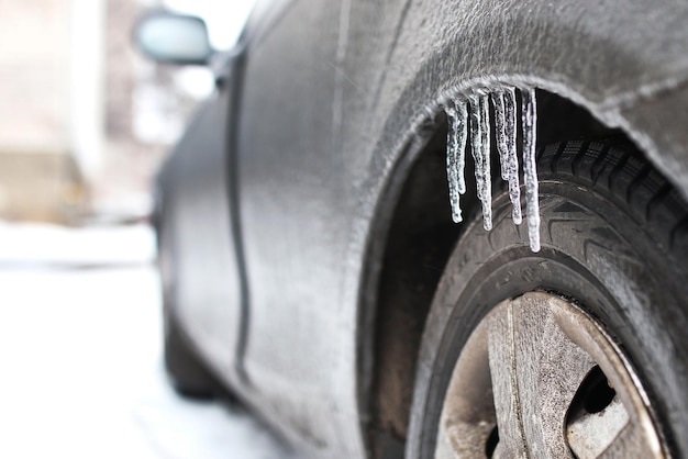 Auto buiten in een winterochtend met sneeuw bedekt