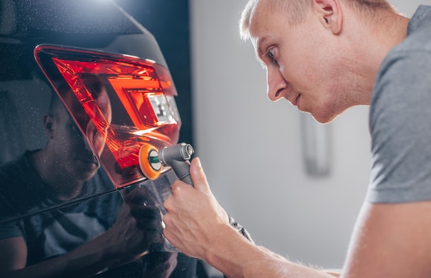 Auto detaillering concept van details en polijsten van auto's handen van een professionele auto service mannelijke werknemer