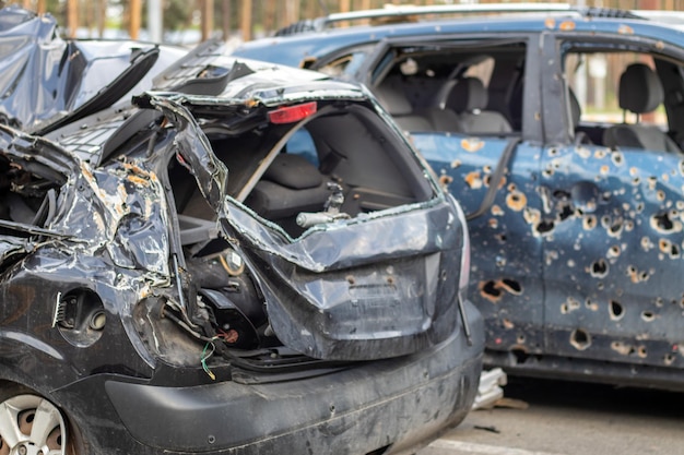 Auto doorzeefd met kogels Oorlog van Rusland tegen Oekraïne Een auto van burgers neergeschoten door het Russische leger tijdens de evacuatie van vrouwen en kinderen Sporen van kogels en fragmenten van granaten