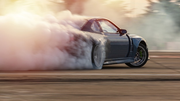 Foto auto drifting, wazig beeld diffusie race drift auto met veel rook van brandende banden
