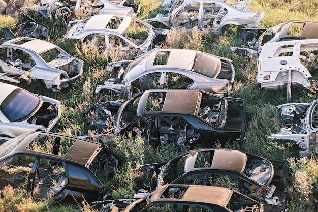 Foto auto dump een stel oude rotte kapotte auto's in het bovenaanzicht van het veld