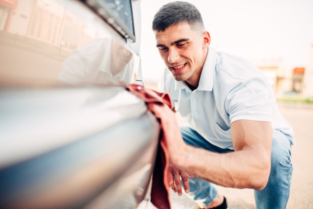 Auto exterieur polijsten op carwash station