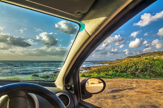 Auto geparkeerd aan zee op een bewolkte dag