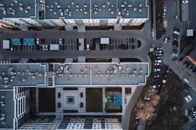 Auto geparkeerd in de buurt van woongebouw bovenaanzicht