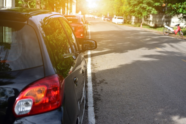 Auto geparkeerd op de weg, auto geparkeerd op straat