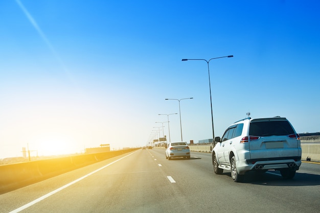 Auto geparkeerd op de weg en Klein personenautozitje op de weg gebruikt voor dagelijkse uitstapjes