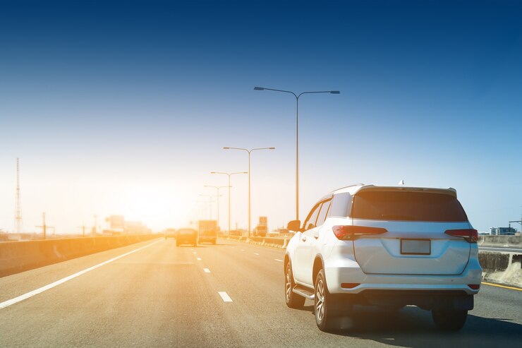 Auto geparkeerd op de weg en Klein personenautozitje op de weg gebruikt voor dagelijkse uitstapjes