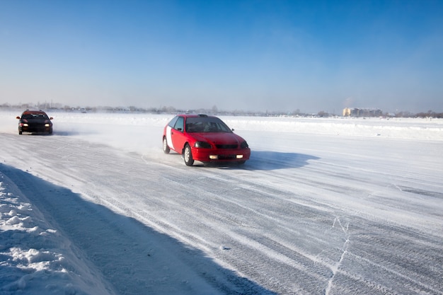 Auto-ijsraces op het bevroren meer