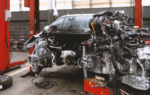 Auto in auto reparatie service center met soft-focus en over licht in de muur