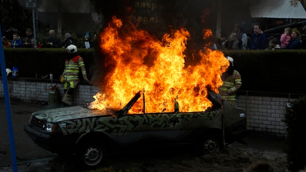 Auto in brand gestoken in de stad
