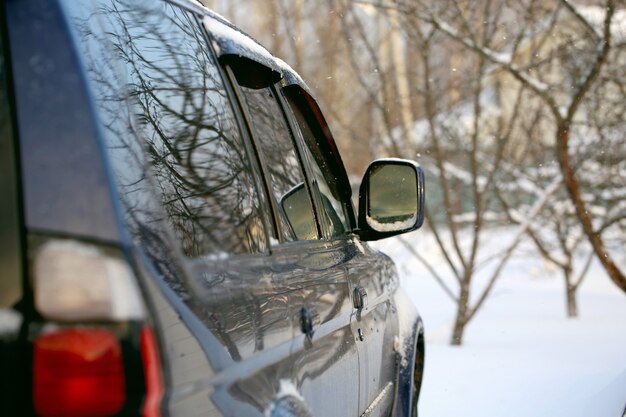 Auto in de winter. sneeuwval buiten de stad