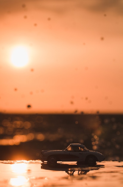 Auto in de zonsondergang