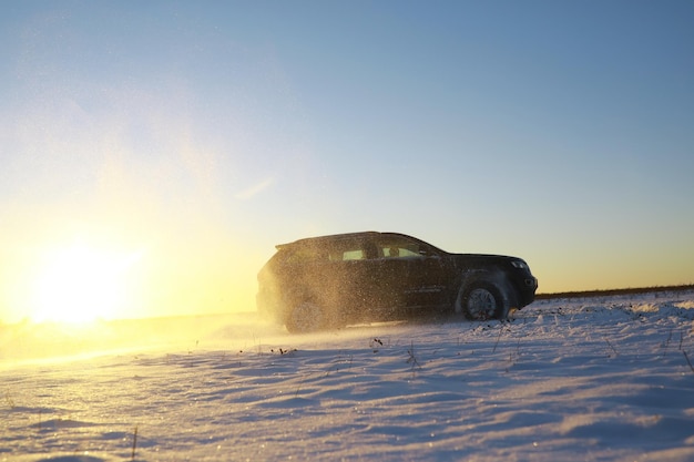 Auto in het veld in de winter. Off-road winter sneeuw drifts. Extreme sporten, amusement.